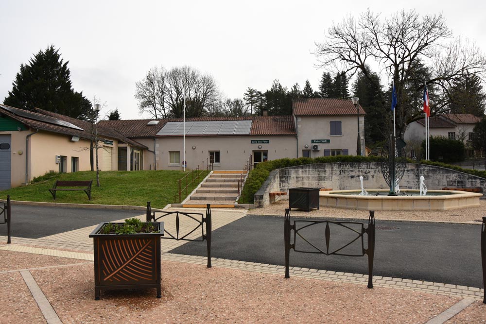 Bâtiment avec fontaine et drapeaux.