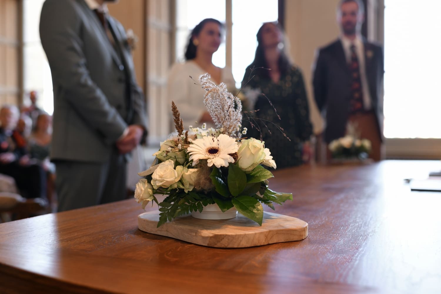 Bouquet de mariage sur une table en bois.