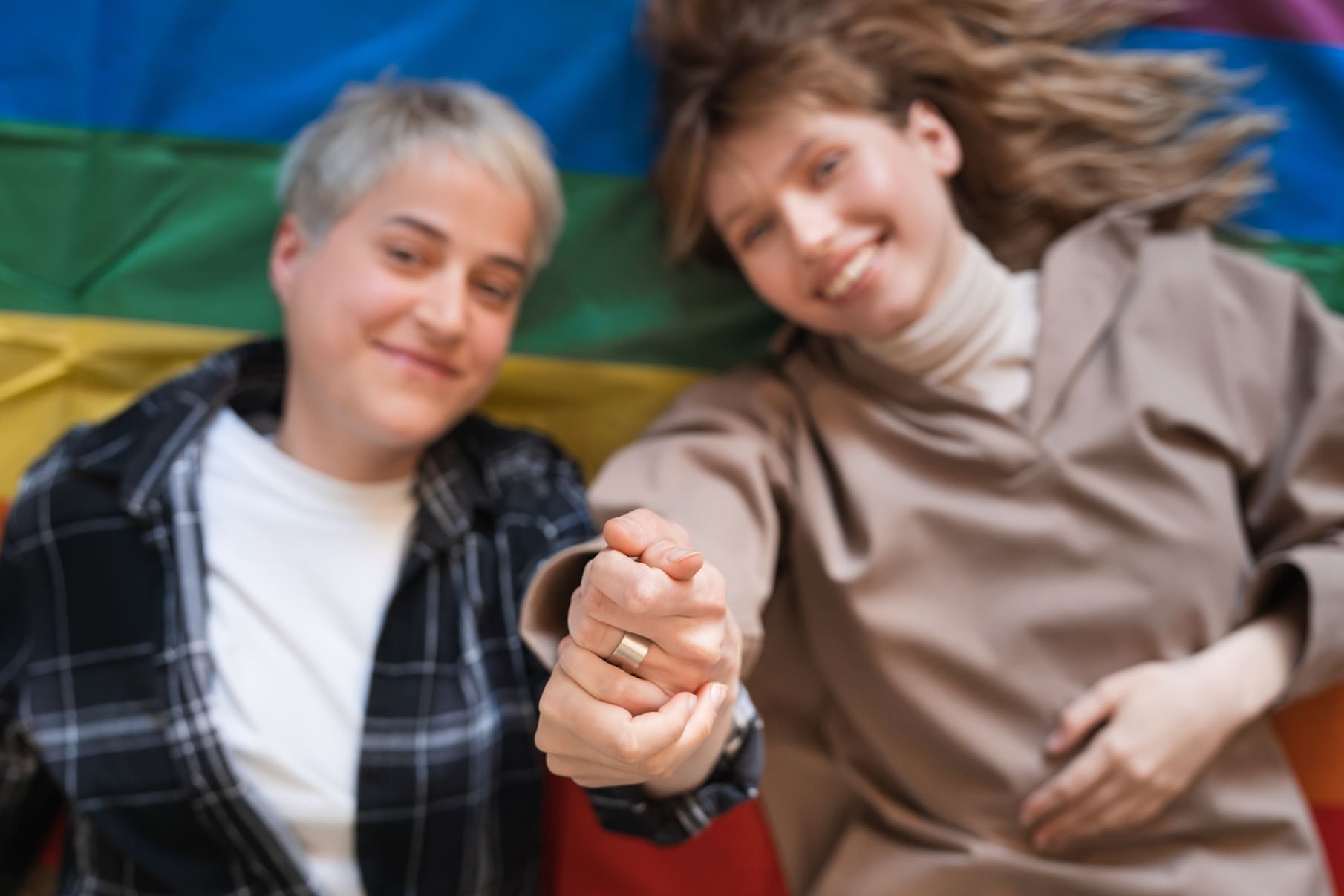 Deux personnes souriantes main dans la main.